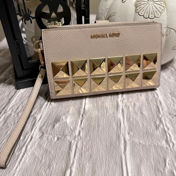 RARE✨ Michael KORS Pyramid Studded Wristlet - Picture 1 of 14